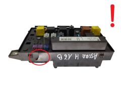 Sicherungskasten Relaiskasten 13268303 5DK008668-09 Opel GM Hella